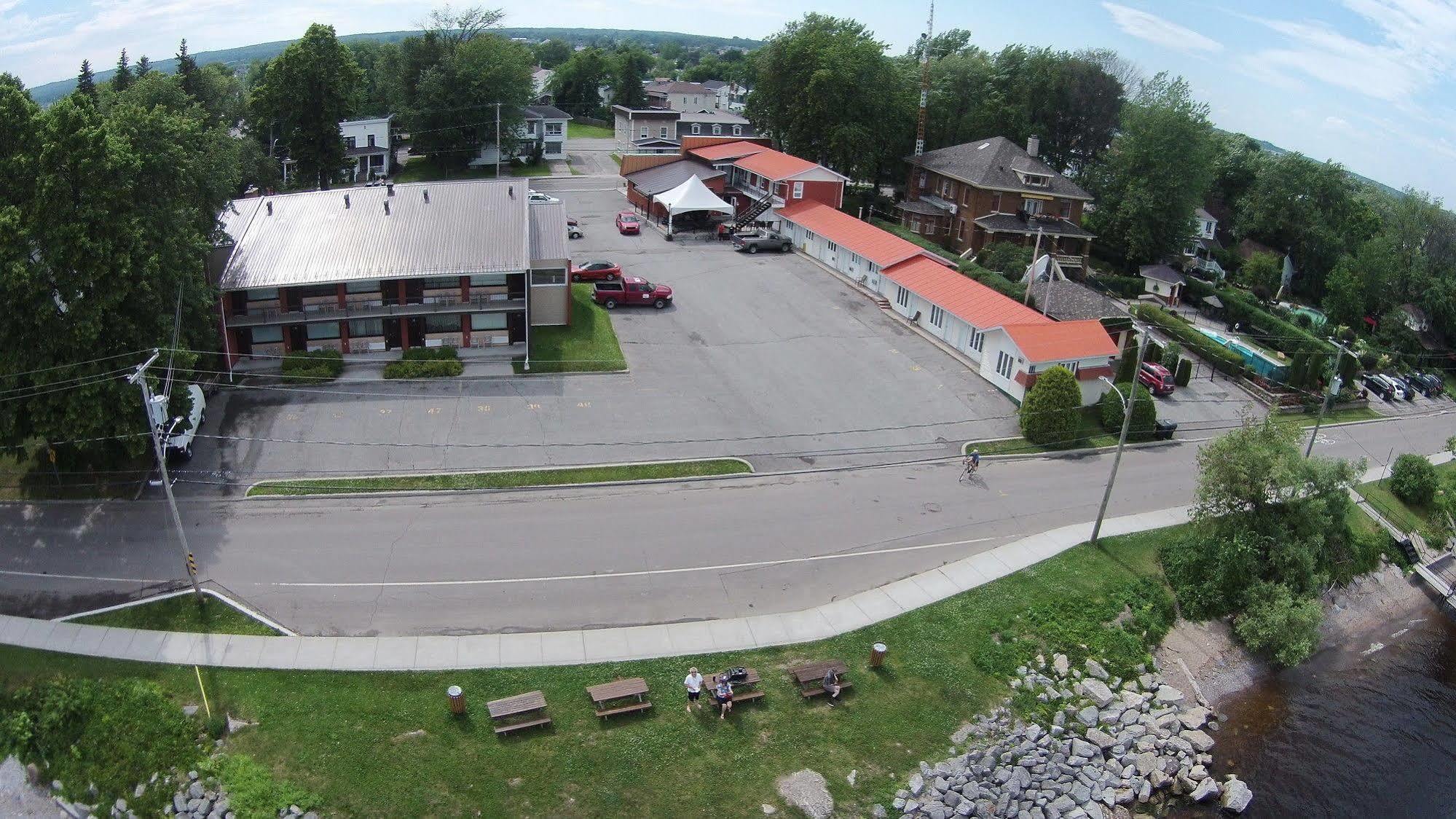 Motel Castille Roberval Eksteriør billede